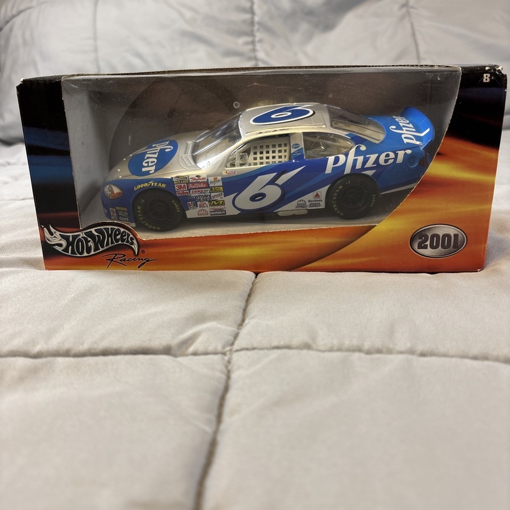 2001 Mark Martin #6 Pfizer Ford 1:24 diecast Hot Wheels Racing NASCAR NIB